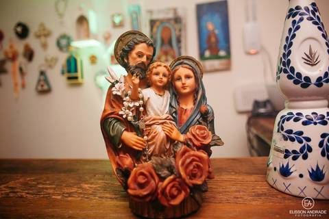 Festa de casamento, imagem de santo dada pela irmã aos recém casados, casamento mini-wedding no restaurante Quintal de Casa, em Apucarana/PR'
