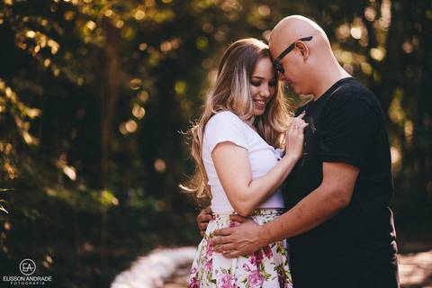 Retrato foto de noivos no ensaio pré-wedding com os noivos abraçados'