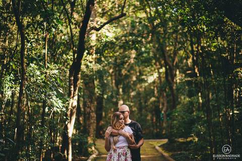 Retrato foto de noivos no ensaio pré-wedding com os noivos abraçados'