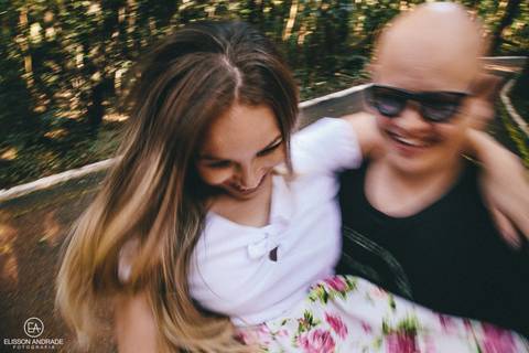 Retrato foto de noivos no ensaio pré-wedding com os noivos girando juntos no parque do ingá em Maringá'