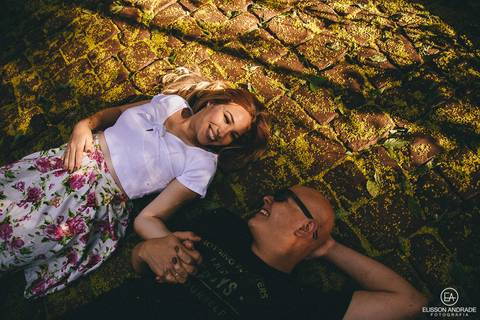 Retrato foto de noivos no ensaio pré-wedding com os noivos de mãos dadas'
