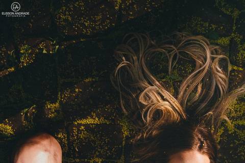 Fotos de noivos no ensaio pré-wedding, com o cabelo da noiva formando um coração'