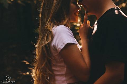 Fotos de noivos no ensaio pré-wedding, com o sol iluminando os noivos '