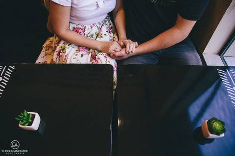 Ensaio pré-wedding, casal dentro de restaurante Nattu Maringá'