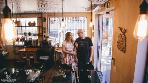 Ensaio pré-wedding, casal dentro de restaurante Nattu Maringá'