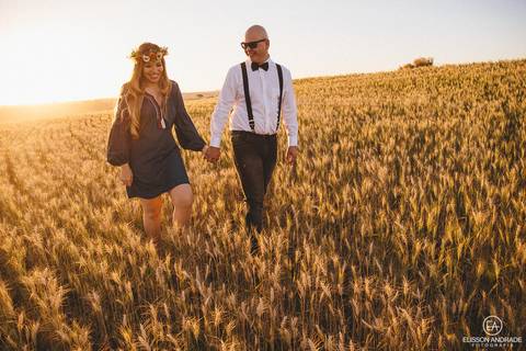 Ensaio pré-wedding em maringá, fotos no campo de trigo no por do sol'