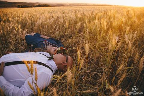 Ensaio pré-wedding em maringá, fotos no campo de trigo no por do sol'