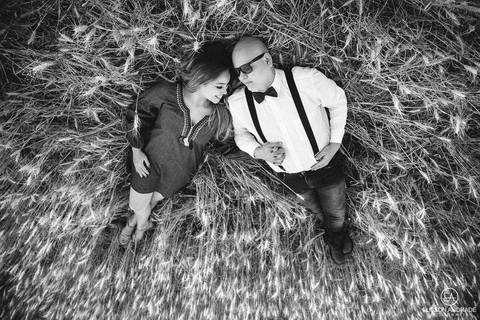 Ensaio pré-wedding em maringá, fotos no campo de trigo no por do sol'