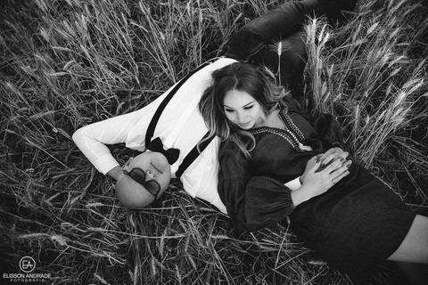 Ensaio pré-wedding em maringá, fotos no campo de trigo no por do sol'