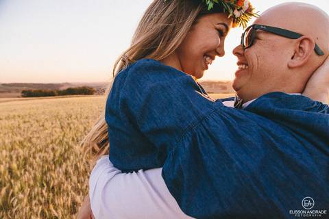Ensaio pré-wedding em maringá, fotos no campo de trigo no por do sol'