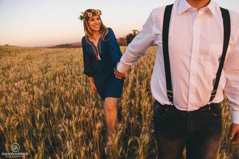 Ensaio pré-wedding em maringá, fotos no campo de trigo no por do sol'