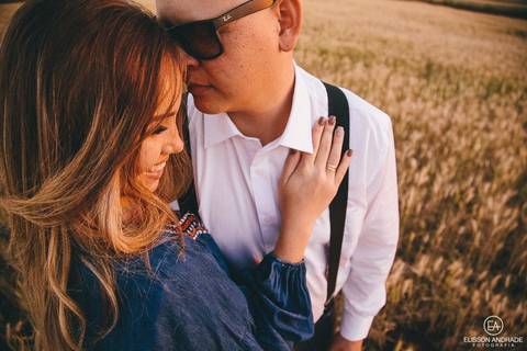 Ensaio pré-wedding em maringá, fotos no campo de trigo no por do sol'
