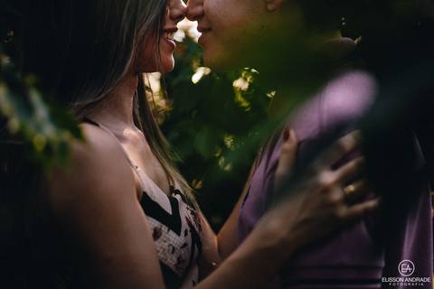 Ensaio pré-wedding externo, no campo, no cafezal, em Maringá, Sarandi, noivos abraçados'