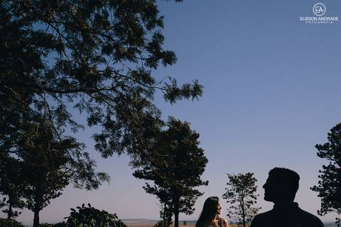 Ensaio pré-wedding externo, no campo, no cafezal, em Maringá, Sarandi, noivos olhando em direções  convergentes, ele em silhueta ela no sol'