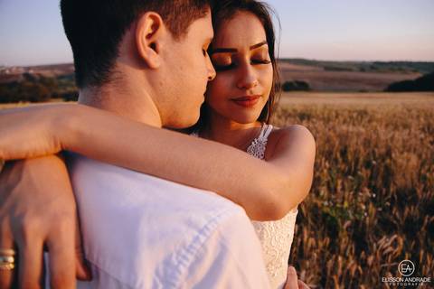 Ensaio pré-wedding externo, no campo de trigo, em Maringá, Sarandi, ensaio pré-wedding no trigo, foto dos noivos abraçados no por do sol'