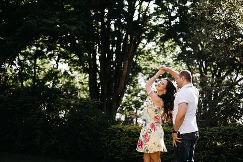 Ensaio fotográfico pré-wedding em Presidente Castelo Branco, Paraná, Rancho Olho D'Água, casal dançando'