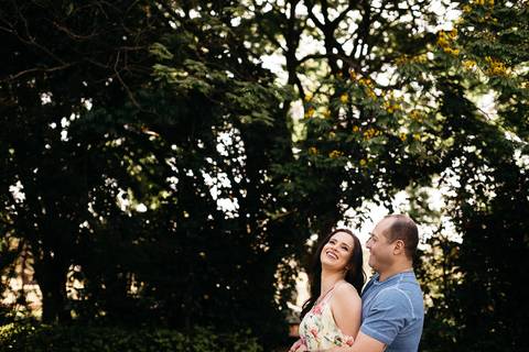 Ensaio fotográfico pré-wedding em Presidente Castelo Branco, Paraná, Rancho Olho D'Água, casal abraçado sorrindo'