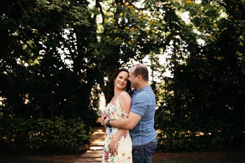 Ensaio fotográfico pré-wedding em Presidente Castelo Branco, Paraná, Rancho Olho D'Água, casal abraçado de costas sorrindo'