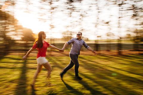 Ensaio fotográfico pré-wedding em Presidente Castelo Branco, Paraná, Rancho Olho D'Água, casal correndo, panning'