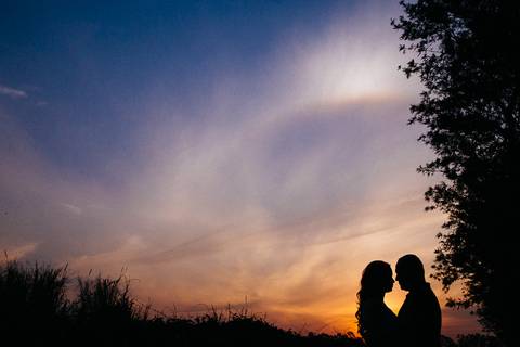 Ensaio fotográfico pré-wedding em Presidente Castelo Branco, Paraná, Rancho Olho D'Água, casal em silhueta, casal no por do sol'