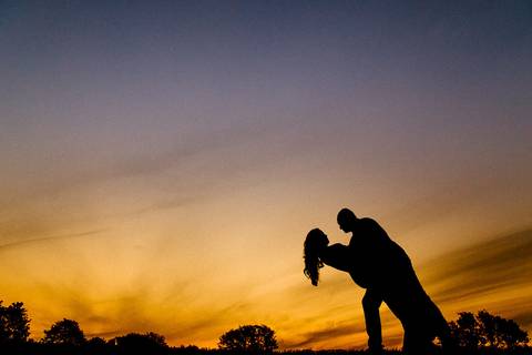 Ensaio fotográfico pré-wedding em Presidente Castelo Branco, Paraná, Rancho Olho D'Água, casal em silhueta, casal no por do sol'