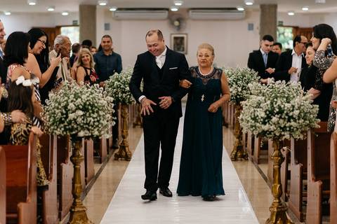 Noivo entrando na igreja, fotografia do casamento'