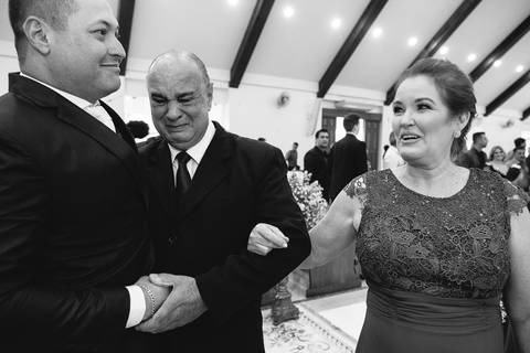 Noivo entrando na igreja, fotografia do casamento'
