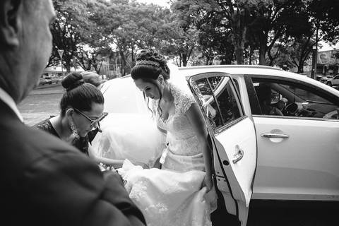 Fotografia da noiva no carro, com a noiva chegando no casamento'
