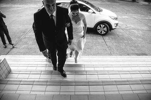 Fotografia da noiva no carro, com a noiva chegando no casamento'