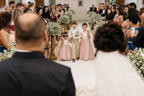 Fotografia de casamento, entrada do pajen e damas de aliança'