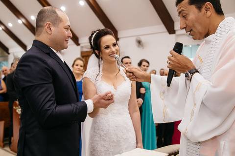 Fotografia de casamento, diácono abençoando as alianças, com água benta'