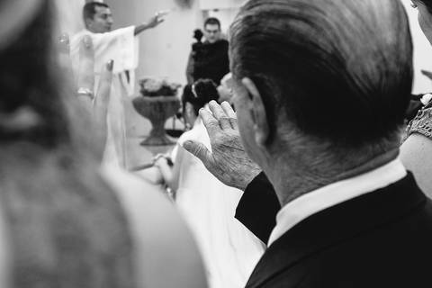 Fotografia de casamento, avô da noiva abençoando o casal'