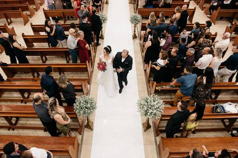 Fotografia de casamento, noivos saindo da igreja'