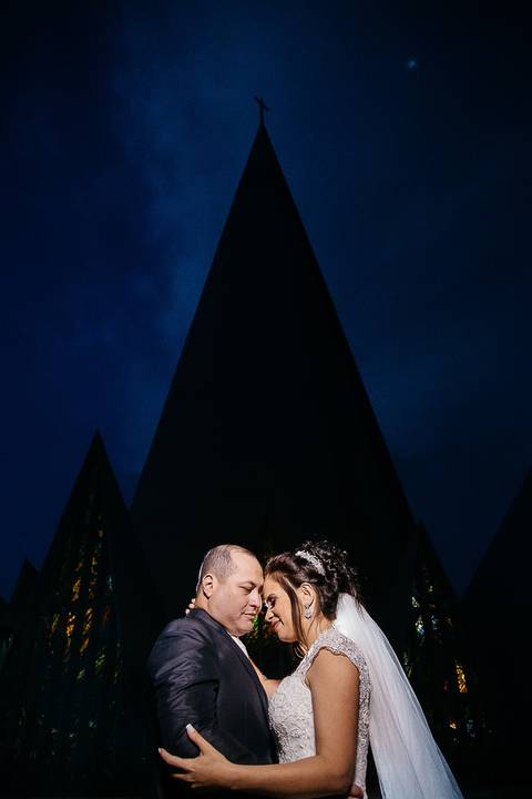 Fotografia de Retrato de recém casados, em frente a catedral de Maringá/PR'