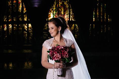Fotografia de Retrato de recém casados, em frente a catedral de Maringá/PR'