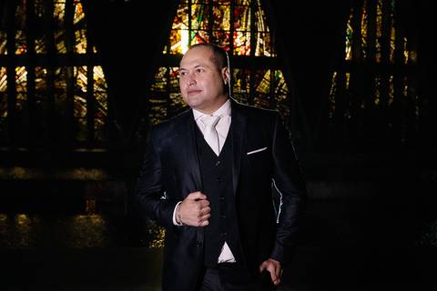 Fotografia de Retrato de recém casados, em frente a catedral de Maringá/PR'