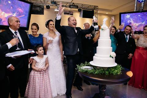 Fotografia de casamento, durante a festa do casamento, brinde dos noivos'