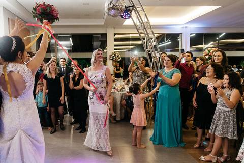 Fotografia de casamento, durante a festa do casamento, buquê de fita, hora do bouquet'