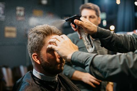 Casamento duplo, de gêmeas, noivo se arrumando na barbearia Magalhães, em Maringá/PR'