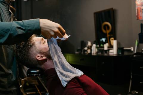 Casamento duplo, de gêmeas, noivo se arrumando na barbearia Magalhães, em Maringá/PR'