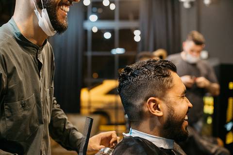 Casamento duplo, de gêmeas, noivo se arrumando na barbearia Magalhães, em Maringá/PR'