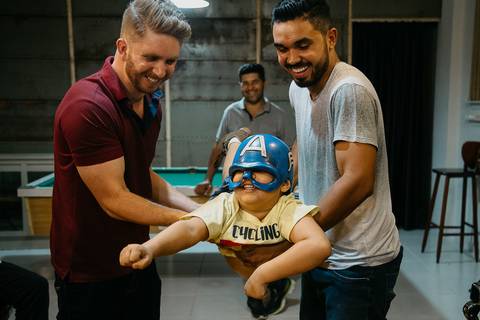 Casamento duplo, de gêmeas, noivo se arrumando na barbearia Magalhães, em Maringá/PR'