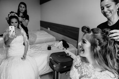 Casamento duplo, de gêmeas, noivas se arrumando no quarto do hotel Comaq, em Mandaguaçu/PR'