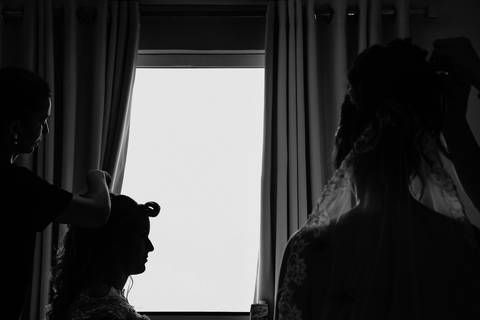 Casamento duplo, de gêmeas, noivas se arrumando no quarto do hotel Comaq, em Mandaguaçu/PR'