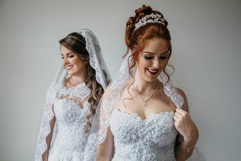 Casamento duplo, de gêmeas, noivas se arrumando no quarto do hotel Comaq, em Mandaguaçu/PR'