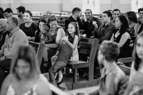 Casamento duplo, de gêmeas, crianças brincando nos bancos da igreja durante o casamento'