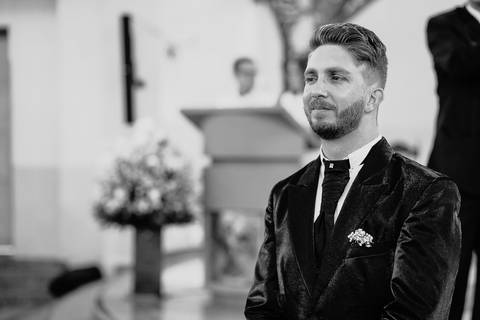 Casamento duplo, de gêmeas, noivo esperando a noiva entrar na igreja'