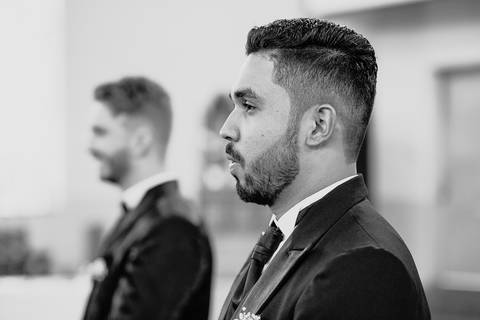 Casamento duplo, de gêmeas, noivo esperando a noiva entrar na igreja'