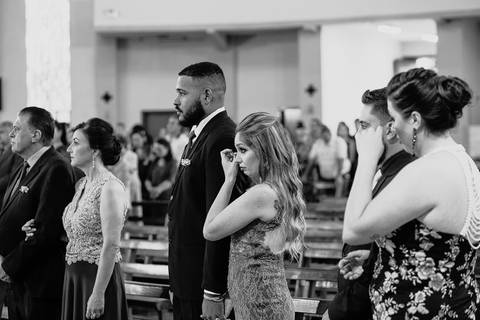 Casamento duplo, de gêmeas, convidados emocionados chorando'