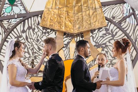 Casamento duplo, de gêmeas, trocando alianças no altar'